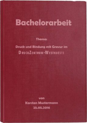 Cover-Farbe bordeaux mit Aufdruck in weiß